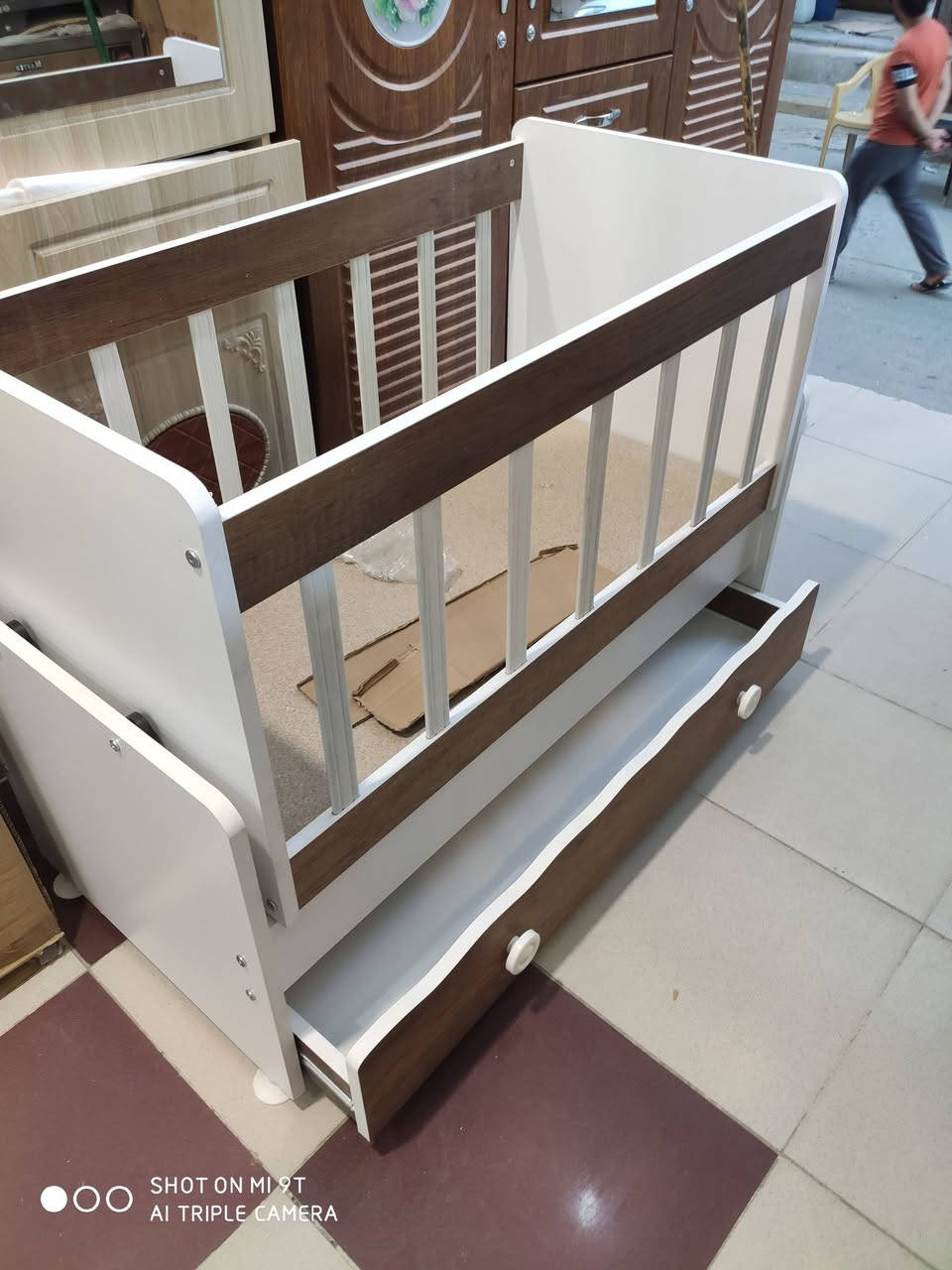 يتوفر بمعرض القزاز للاثاث الجاهز في الشطره
كاروك هزاز صناعه تركيه أصلي قياسه (50سم في 100سم)
وبثلاث ألوان أبيض وبيجي و صاجي 
        ((السعر 90 ألف)) توجد خدمة توصيل
للاتصال *********** واتساب
