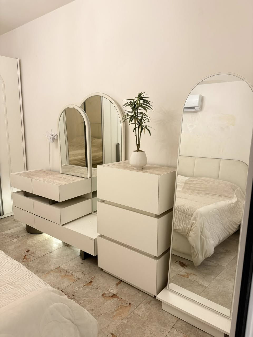 للبيع غرفة نوم تركية بعدها جديدة صارلها شهرين عندي  اشتريتها ب3.250.000
لا شخط ولا كسر وبالحقيقه بعد احلة 
سعرها 1.600.000وبيه مجال كلش قليل  
وهذا تلفوني ***********
