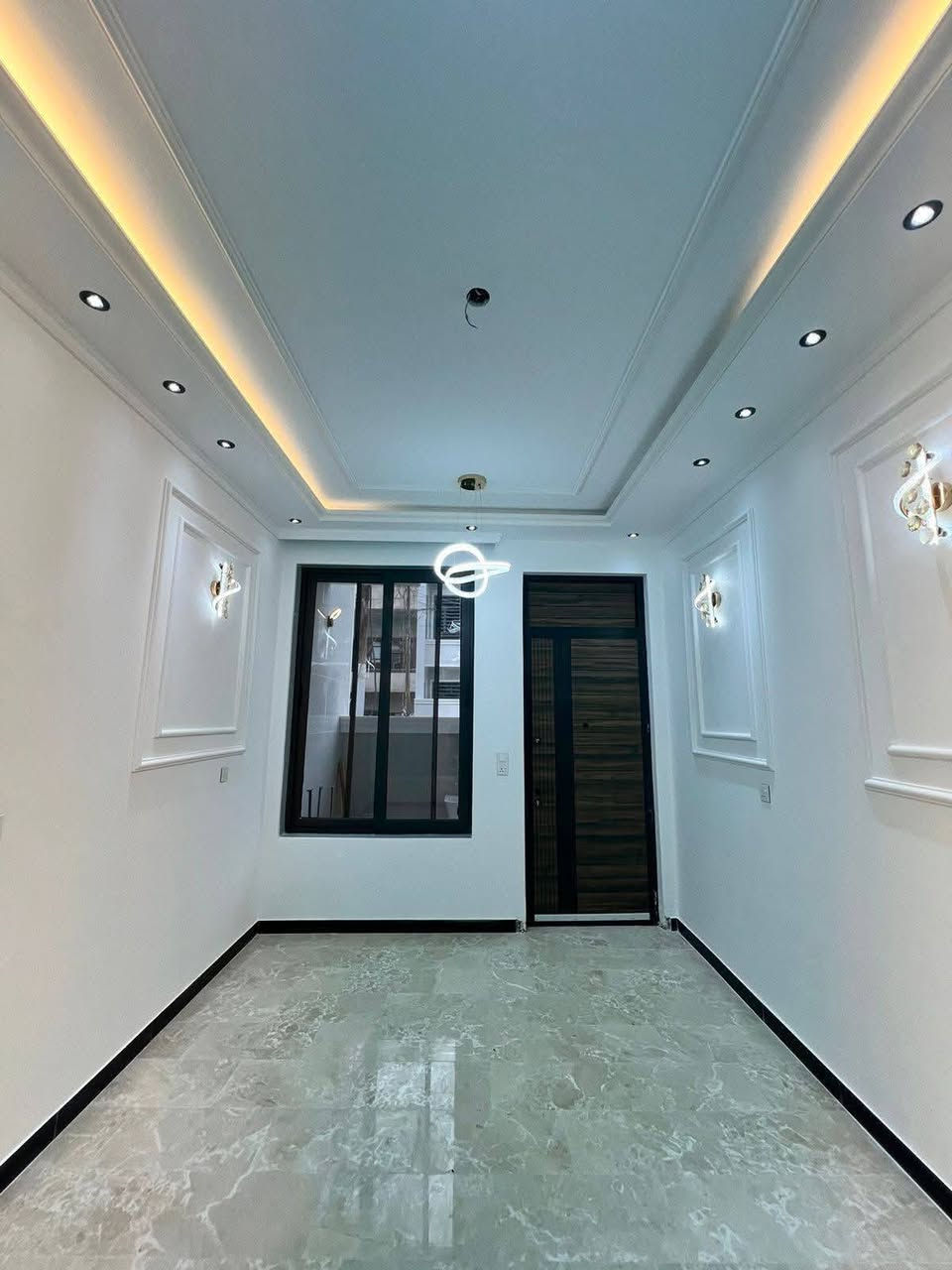 دار للبيع 100 متر واجهة 5 مدخلين 
طابو ملك صرف 
يحتوي  على هول صالة
منور مطبخ وخدمات غرف نوم عدد 3
واجهة بورسلين ارضية مرمر  
حي الجهاد الرفاق قرب شارع 40
للاستفسار ☎️ ***********
***********
