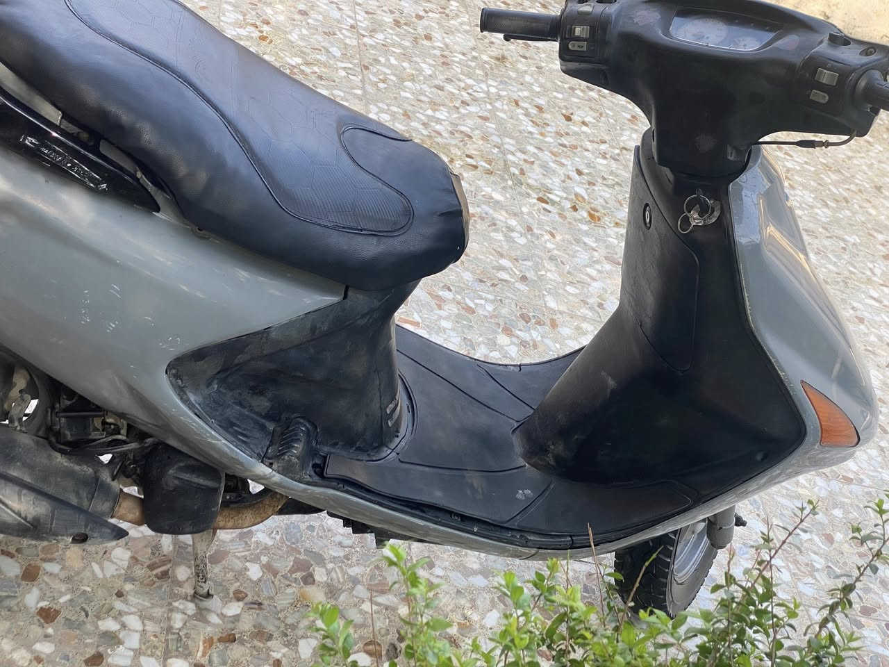 السلام عليكم 
دراجة فراشة اللون سمنتي مميز 
الدراجة جاهزة من كلشي كهربائيات شغالة 
السعر 275 الف 
محرك ناعم كلش 
العنوان حلة مركز ***********
