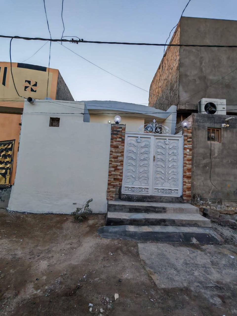 السلام عليكم بيت بالبراكيه شارع المطار القديم الفرع الي مقابل صيدلية المطار البناء صب كونكريت اساس +سقف  كونكريت.. والبناءبلوك درجة أولى شبيه الطفيلي العنوان سابقا صيدليه المطار حاليا صيدليه صفا عبد الرضا الرماحي *********** والسعر خاص
