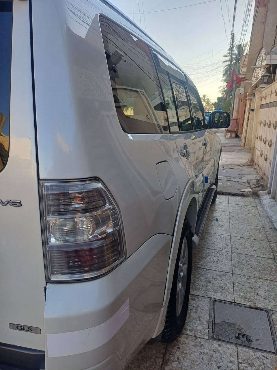 السلام عليكم 
باجيرو ٢٠١١ 
حبتور ١/١
سبعه راكب
فتحة 
دمام  
لايت زنون 
بدون  صبغ  اوتبديل  
مكينه ٣٥٠٠
اطارات  جديد
صدر امامي  خلفي جديد 
السعر ١٤٢
رقم بغداد  باسمي  الشعب 
***********
