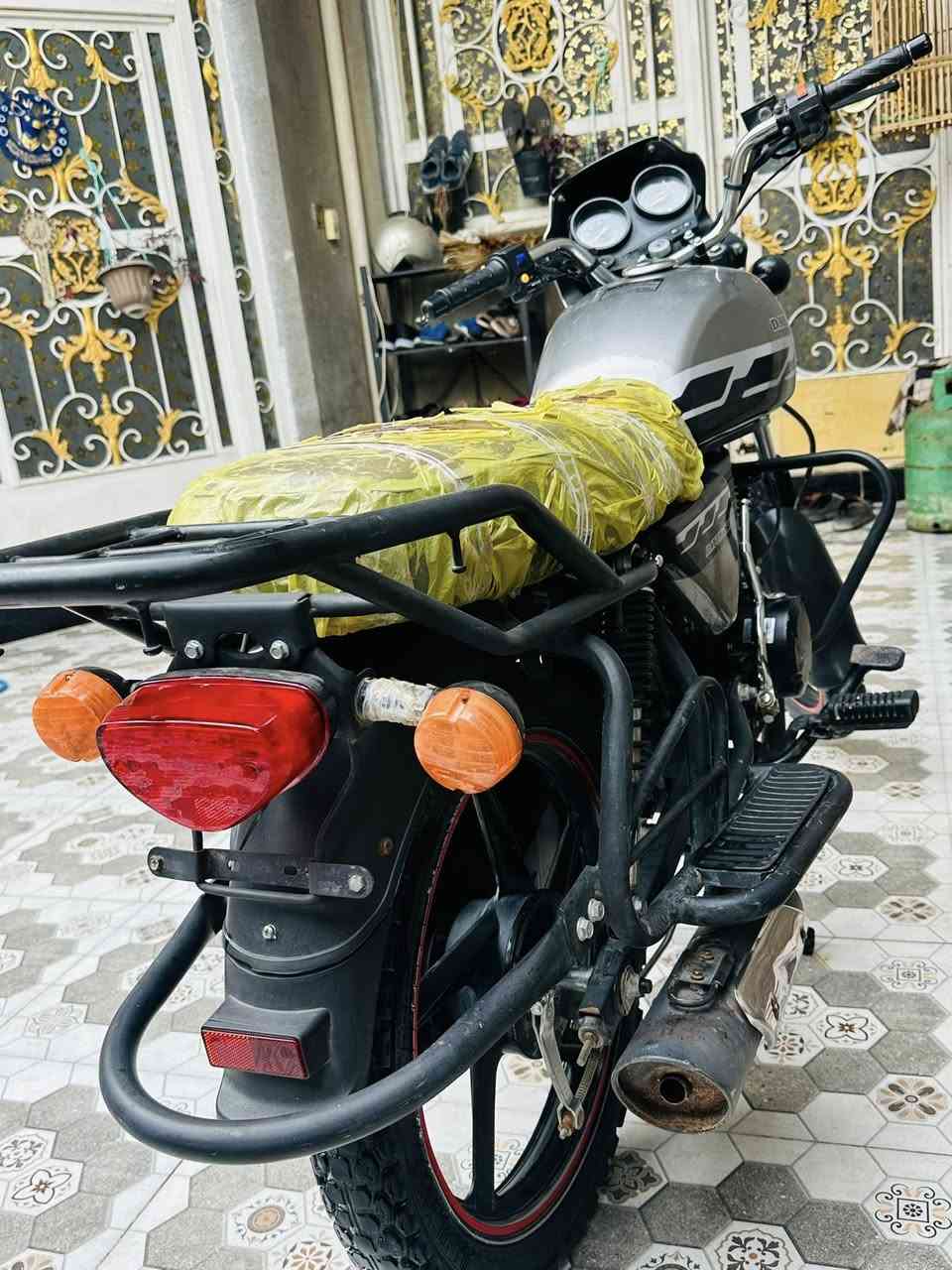 سلام عليكم دراجه دايوان  جبلي موديل ٢٣ وراق صولي شرط ترقيم دراجه طالع من علي سيزر سويج ٢ بصمه ٢ تشغيل عن بعد دراجه كفوله من كلشي من شخط من لحيم مكان ديالى شهربان مو شراي لا يجي خاص فدوه لحد نطي سعر من يمه تره سمع كلم مو حلو ‭0772 183 4874‬
