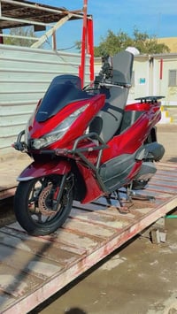 Pcx جيل الرابع يابانيه مكفوله من كلشي مابيها نقص مغلفه بي بي اف حمايه ...