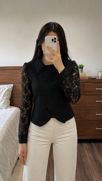 سترة قصيرة فخمة🖤 القياس:s الحالة: ممتازة جداً، نظيفة بدون أي عيوب. منا...