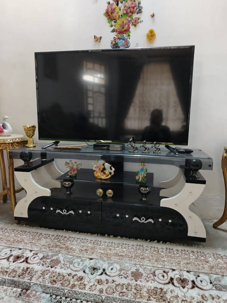 ميز بلازمة تركي نظيف جدآ جدآ اخو الجديد السعر ٩٠ الف المكان مجاور  بسماية للإتصال ***********

