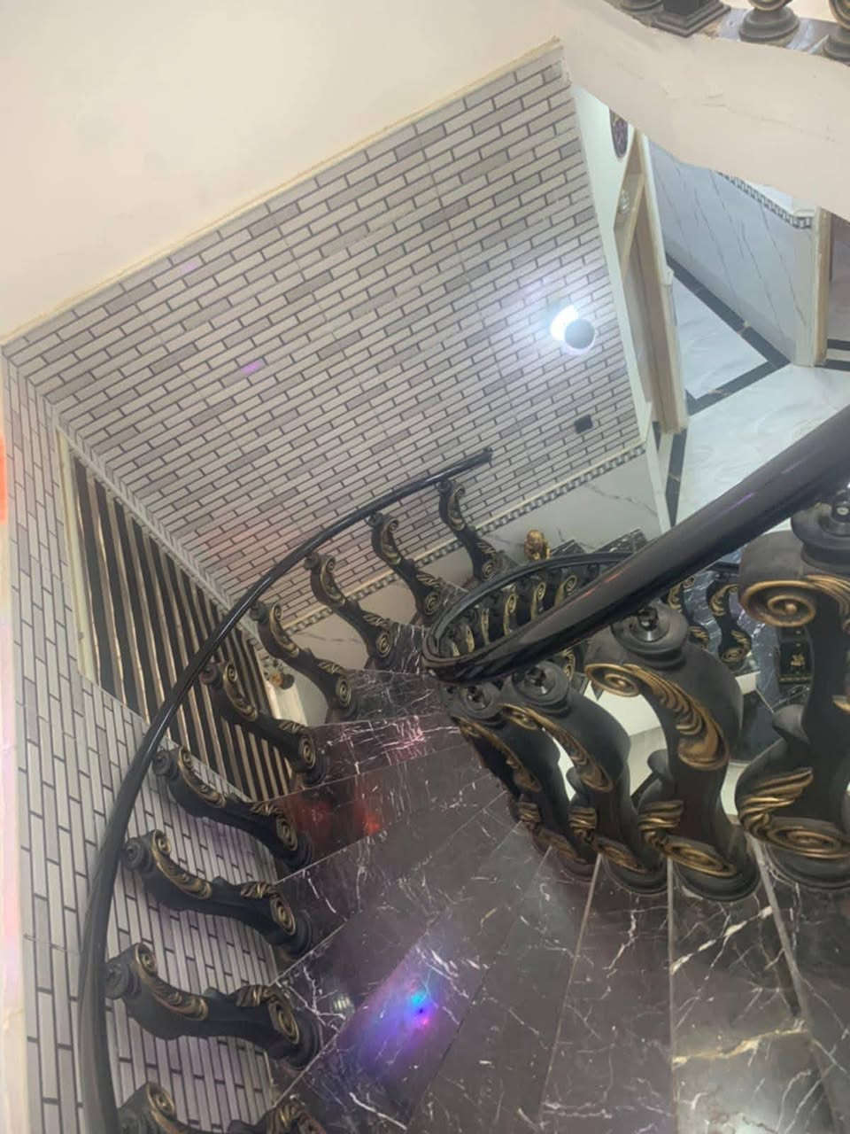 دار للبيع ع طريق بغداد منطقة أبو شطيب مجاور معمل غاز العبعوب الأهلي مقابل محطة الوقود الحكومية، مساحة 264 متر، 11*24، طابق ونصف
الطابق الأول يتكون من غرف نوم(سويت) +صالة+أستقبال +مطبخ+كراج  سيارة
أما الطابق الثاني يتكون من غرف نوم (سويت) +صالة
إضافة للمجموعة الصحية
زراعي سند23
سنة البناء 2022
السعر خاص أو الأتصال ع الرقم
***********
