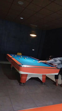 شباب عندنا ميوزه مال بليارد مستخدم وجديد وكل ميز يجي وياه ملحقات كاملة...
