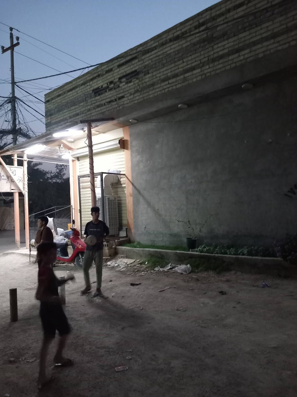 من يبحث عن استثمار دائمي وموثوق
وارد شهري من 800 الى مليون شهرياً 
المساحة 220 متر ركن على شارعين مواصفات العقار يحتوي على بيتين مساحة البيت الواحد 80 متر
 يحتوي البيت الاول على غرفة وصالة ومطبخ وتخاريج داخلية 
ويحتوي البيت الثاني على نفس الخريطة وايضاً يحتوي على سوبر ماركت كبيرة على الشارع مباشرة
 والطابق الثاني على قيد الانجاز واصل للسقف 
على حسب اختيار المشتري بناء العقار اساس وسقف كونكريت درجة اولى ،  البيتين بنائهم مفصول 
مساحة السوبر ماركت 60 متر معزولة عن البيتين
علماً ان العقار يباع بشكل كامل طابو زراعي سند 25 
عنوان العقار كوفة سهلة شارع معمل الدبس 
للأستفسار واتساب ***********

مكتب الموسوي للوسائط العقارية مستعدون لأستقبال عروضكم التجارية والزراعية والسكنية
