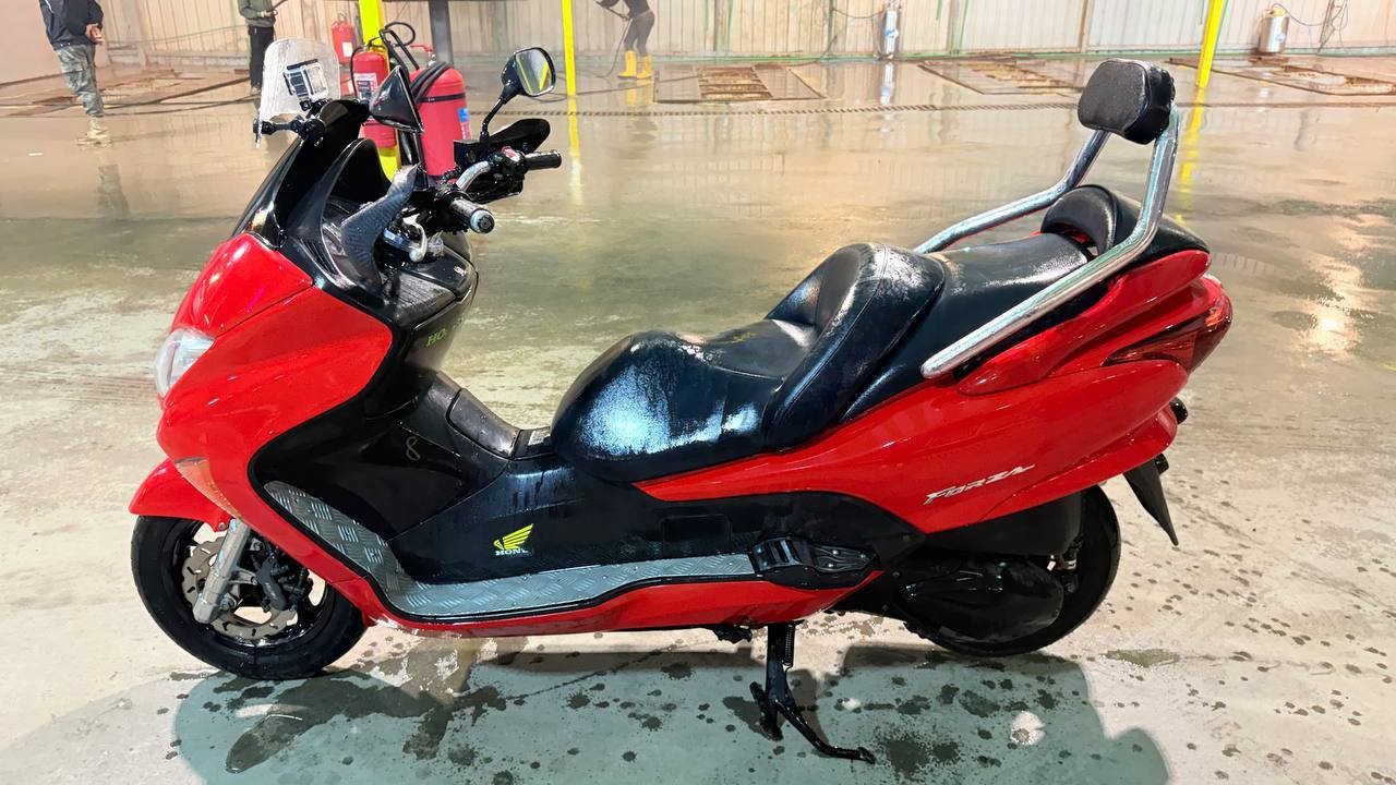 سلام عليكم
فورزا 08 عميه بلاد ماشيه 28 الف لون احمر مميز 
كفرات نضافه 95℅ 
محرك كلجات طسه نعومه مكفوله الدراجه خرسه وكامله مكمله مناقصه شي شرط معدل 150 
كلجات وقايش جديد مناقصها برغي شغل واطلع ترايك وين ميعجبك 
تجوة عاليه سبايدر/دوسات نيكل/ستيرن رياضي/دبلات امامي نيكل/واقيات يد/جامه اضافيه / 
كامره اماميه تصوير حوادث /فلنجات رياضي
تايرات امامي خلفي جديد ووياله جدد /لايت زنون/
مكان بغداد الدورة 
السعر مليون وربع 1250 
***********
