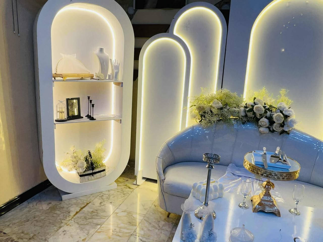 كوشاتنا تليق بفخامة لحظاتكم 💍 ، لان لحظة العمر تستحق الأجمل 🤍ذوق وفخامة التفاصيل تحكي 

يوجد خدمة توصيل ***********
