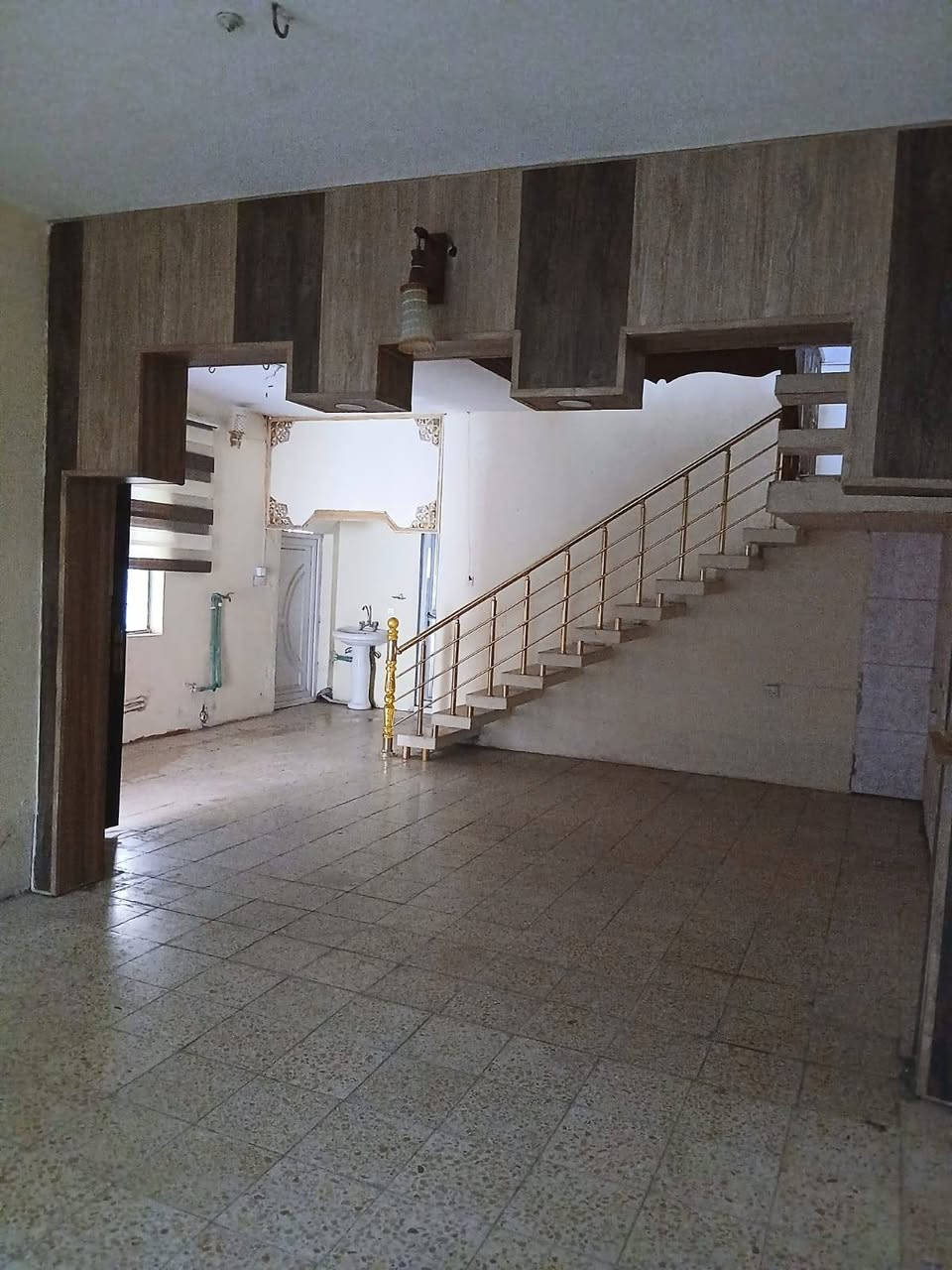 للبيع منزل طابو صرف المساحة 200 متر طابقين فرع المقابيل الحسينية شارع غصن البلوط البيت يحتوي علئ غرفتين وصالة الطابق الاول والطابق الثاني غرفتين ويحتوي علئ صحيات عدد 2 ومطبخ حار ومطبخ بارد والبيت جاهز للسكن بدون اي نقوصات وبسعر مناسب للاستفسار الرجاء عدم المراسلة فقط الارقام التالية ***********
***********
