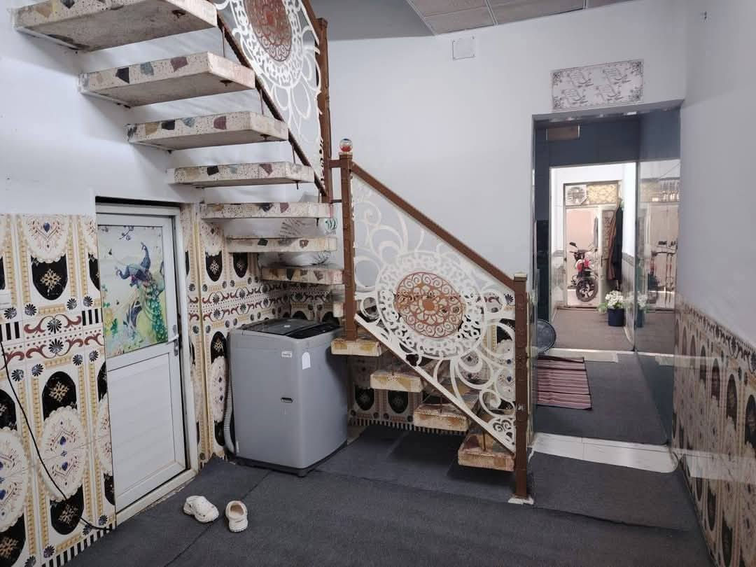 ياالله
سلام عليكم
البيت البيع طابو صرف 
مساحه ((100)) متر طولاني بناء عكاده
يحتوي البيت على استقبال وصاله وغرفتين 
نوم وصحيات داخليه وصحيات خارجيه
ومطبخ كبير 
حي صحفين مربع ثالث 
البيت نظيف وجاهز السكن 
سعر وباقي تفاصيل إتصل
((***********)) ((***********)) 
اخوكم أبو عراق...........................
