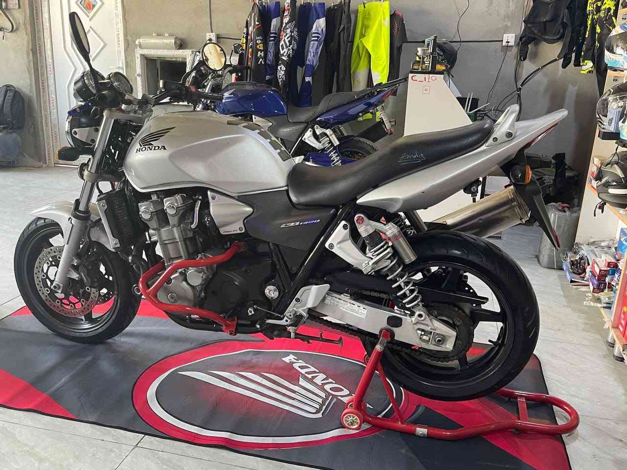 ياالله اللهم صلى على محمد وآل محمد 
سلام عليكم.........HONDA 1300CC......حالةوكالة دخول جديد
كفالة عامة دراجة🏍️ 
النظافة جديد جديد بكل معنى الكلمة سويچ عدد2 
على وضع الشركة 
مكاني ديالى قضاء كنعان 
للاستفسار*********** . . . . شراي اتصل وتدلل او تحب تي للمعرض بخدمتكم تحياتي للجميع
#العراق_ديالى
