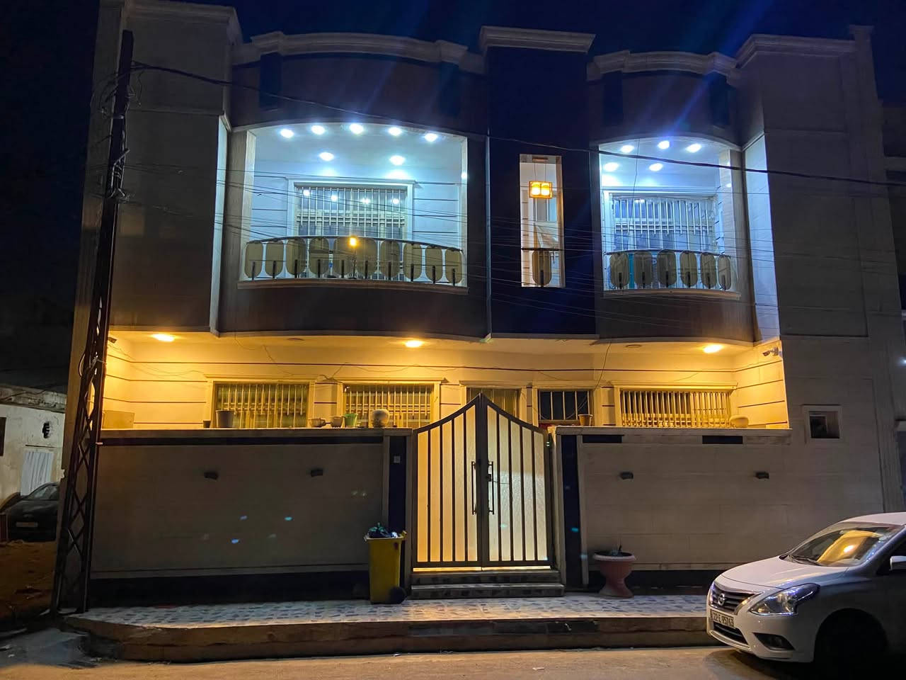 🏡 منزل للبيع  تجاري – بغداد / الدورة / حي آسيا
مدخل حي اسيا جسر كراره السريع الجديد

* المساحة: 100 م².
* طابو سكني صرف.
* بناء حديث (2023).
* طابقان.
* 3 غرف نوم (سويت داخل كل غرفة حمام دوش ).
* مطبخ، مناور عدد 2، وصحيات 2.
* منزل ركن على شارع خدمي وشارع فرعي.
* موقع تجاري وسكني مميز، مناسب للسكن أو الاستثمار
***********
