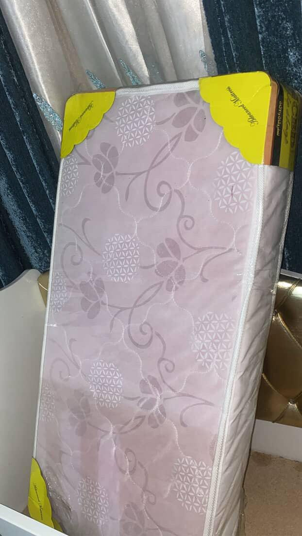 سرير تكمه وبعده جديد منامت بنتي بي 
ودوشك هم بعده بالغلاف والجلد الضهر مابي اي شخط
اخذت السرير٣٠٠ ودوشك٥٠ 
اريددهم ٦٥ اثنينهم


**إذا كنت صاحب هذا الإعلان وتريد حذفه لأي سبب، رجاءا أرسل رسالة إلى الدعم الفني**