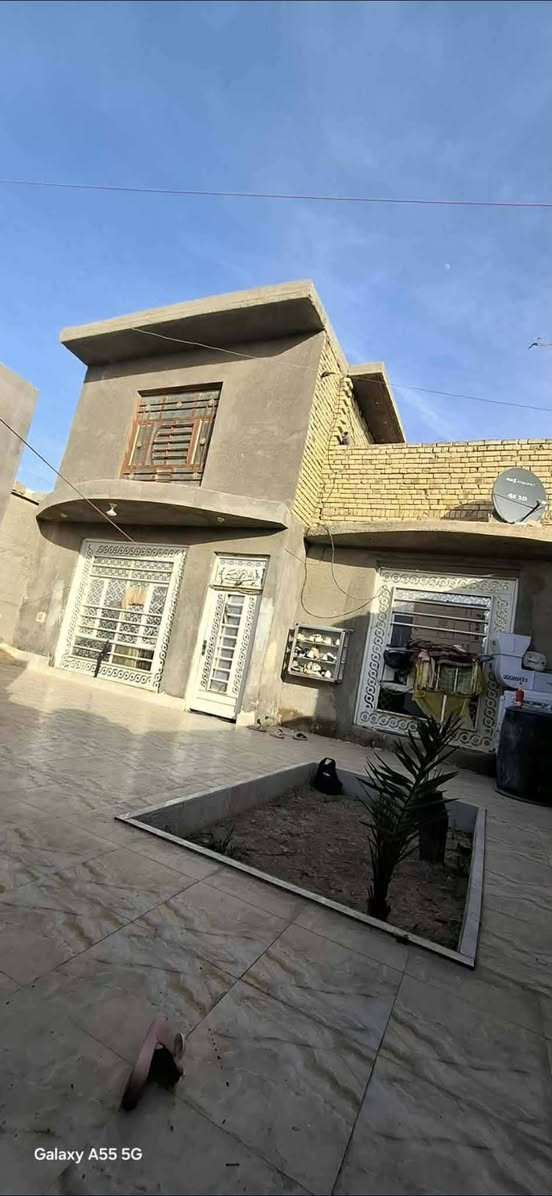 دار للبيع المساحة 200متر 

شارع النفط قرب مجمع حي الجوادين ثاني بيت داخل الفرع يبعد عن السايدين ٣٠متر 

غرفتين نوم وهول ومطبخ وصحيات البيت بدون استقبال بيتونه وستاره صحيات خارجيه البيت كامل وجاهز للاستفسار الاتصال بالرقم ***********

