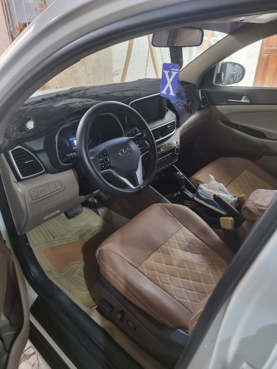 السلام عليكم 

توسان خليجي ابيض 21 ماشيه 89 الف كيلو مكفوله محرك دوش 2000  2 كشن كهرباء بصمه قماره حديد تشغيل عن بعد شاشه كامره  تبريد قطعتين حداديه طخم تاير  مغلف الارضيه مع الكشنات جلد رقم اربيل تحويل او وكاله سعرها 210 وبيها مجال .
الزبير - المربد الجديد 
***********
