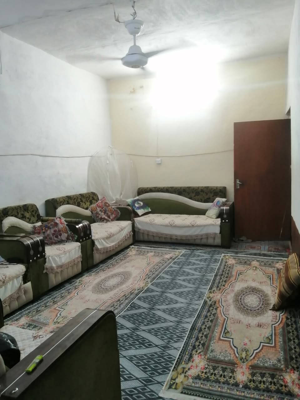 دار للبيع في المحموديه حي السيدة زينب خلف حي المرتضى المساحه ١٠٠ متر ٥ عرض ۲۰ طول غرفة وصالة واستقبال وصيحات السقف اعكاده سند ٢٥ زراعي مستعجل على بيعه الشراي يتصل على الرقم بي واتساب *********** السعر ١٥ مليون وبيه مجال
