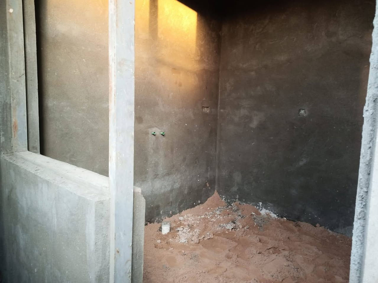 بيت زراعي المساحه 100 متر على نهر الوفاء مقابيل حي الفداء الناصريه يحتوي على استقبال و مطبخ وصاله وغرفه وصحيات داخليه وخارجيه رقم الموبايل ***********
