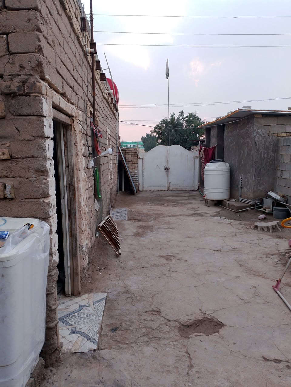 بيت  للبيع 5 غرف حديقتين ماء خطين  كامل للبيع ***********
