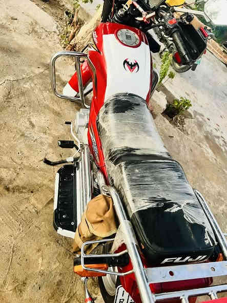 سلام عليكم شباب دراجه للبيع السعر ١٧٠٠ وبيهه مجال شي قليل رقم وسنويه شرط تحويل هذا رقمي *********** الشراي يتصل
