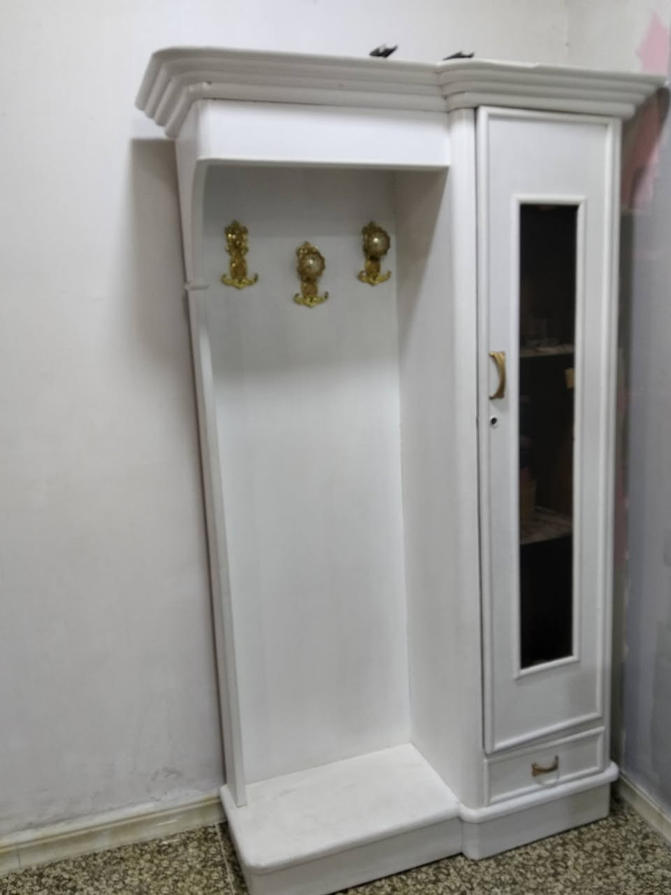 غرفة بدون كنتور داخل و خارج صاج بس اني صابغه ابيض السعر 450الف بغداد الدوره ***********
