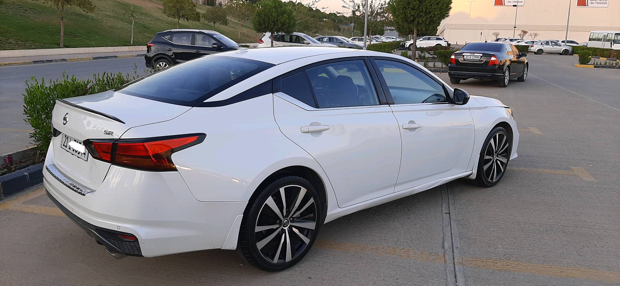 سيارة نيسان ألتيما موديل جديد لون أبيض لؤلؤي. تتميز بتصميم أنيق وحديث، مع جناح خلفي رياضي وجنوط كبيرة تعطي مظهر جذاب. داخلية من الجلد الفاخر مع وسائل راحة متقدمة. السيارة بحالة ممتازة مع القليل من الاستخدام. الأسعار قابلة للتفاوض لمشتري جاد.