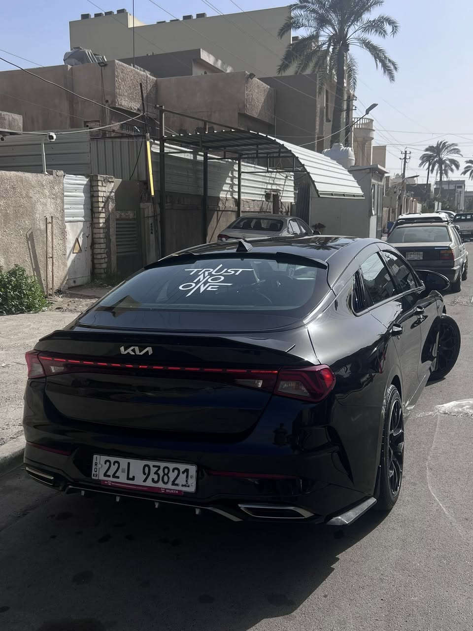 كيا كي فايف 22ex بريموم اعله مواصفات بل كي فايف قطعتين صبغ بدون دواخل بدون ايرباك بيها بارد حافه البنيد شي بسيط بجم كبس بدون حوض  ماشيه ٦٤ميل 
٤كامرات +سستم بوز 12سماعات 
كشنات ثنين كهرباء+تدفئه وتبريد وذاكره 
تبريد قطعتين +داخل صاج 
كشنات جلد اسود 
مري شفط +بانروما 
رادرات ٣٦٠+حساس امامي خلفي
مرايه تعتيم +جام اوتو 
السياره مصروف عليها وياله رياضيه سستم كامل كماليات ليدات داخلي متغير +ليدات خارجي متغير اصليات  
بوليش ونانو وحمام مسويلها 
للبيع 
 ***********
السعر ١٧٨ وبيها مجال بسيط
