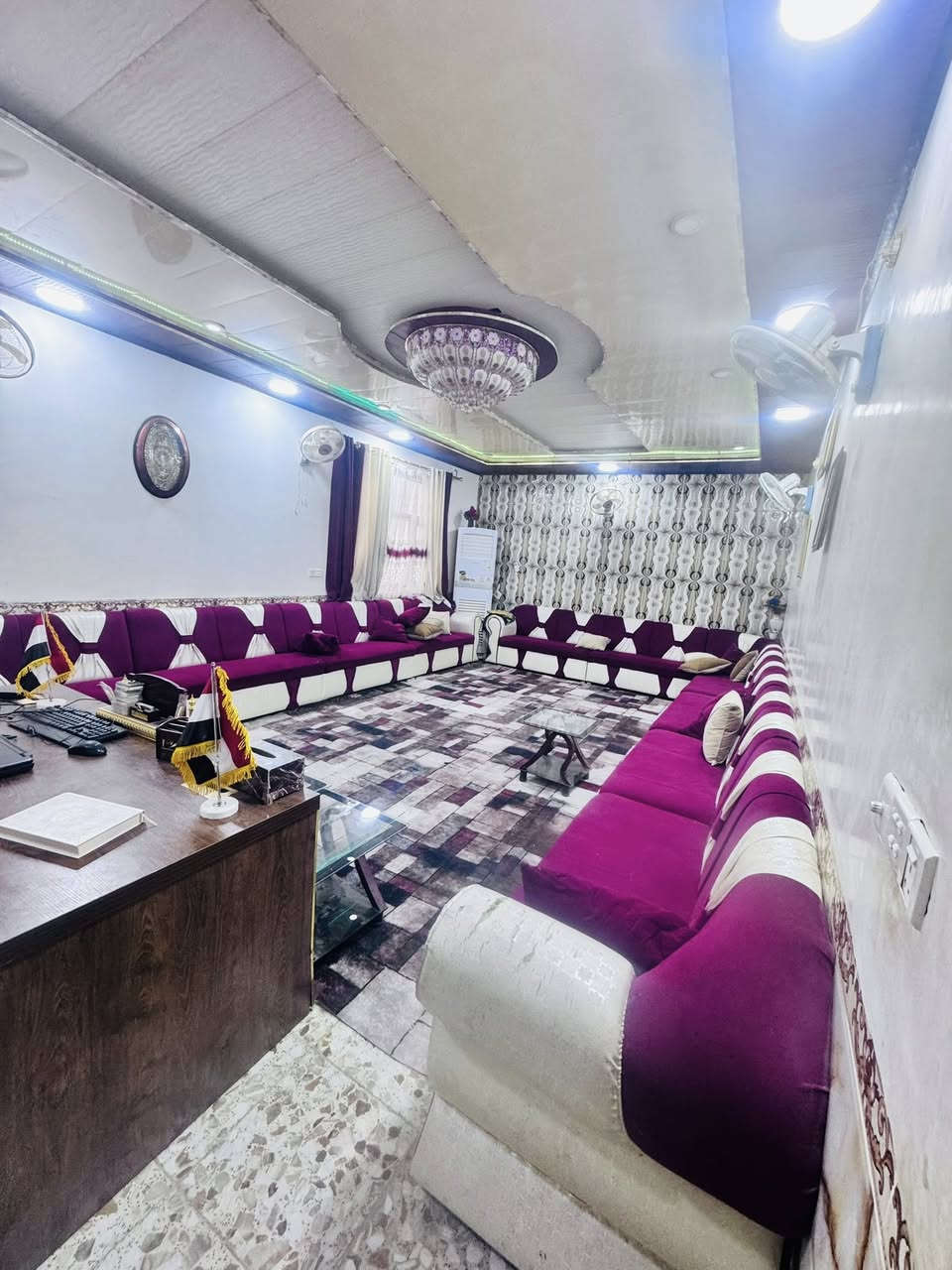 بيت للبيع مجمع بيتي مقابيل مجمع لكرار مساحته 250 متر 
طابق واحد 
طابو صرف سند حر بسم راعيه
يحوي عله ثلث غرف وستقبال وصاله ومطبخ وصحيات عدد ثنين ومناور عدد ثنين طابوك جمهوري صب كون كريت 
لسعر 210 وبي مجال 
استفسار
***********
