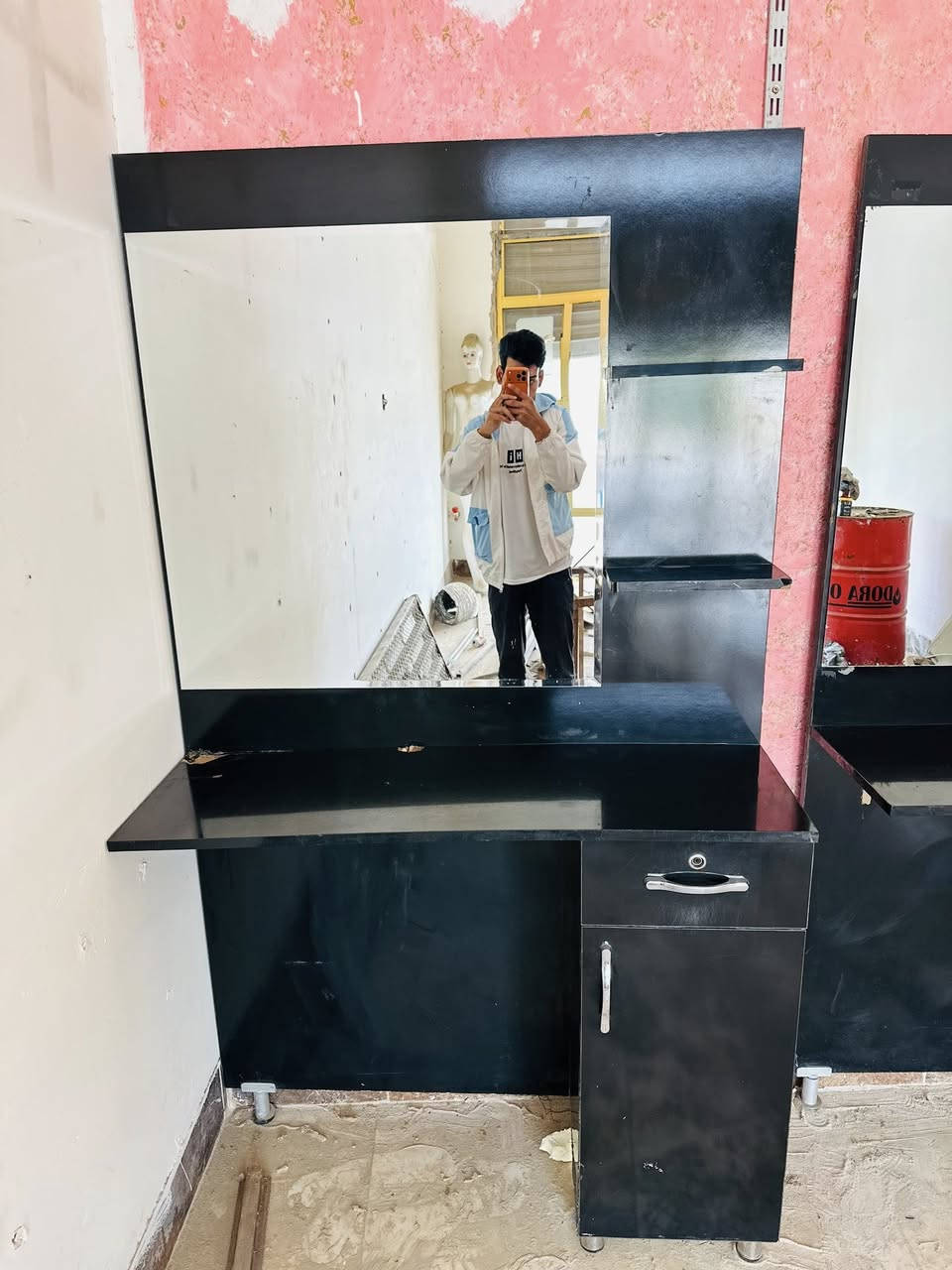 سلام عليكم ميز حلاقه عدد2لون اسود نضيفات سعره175وبيه مجال بسيط رمادي سجاريه***********
