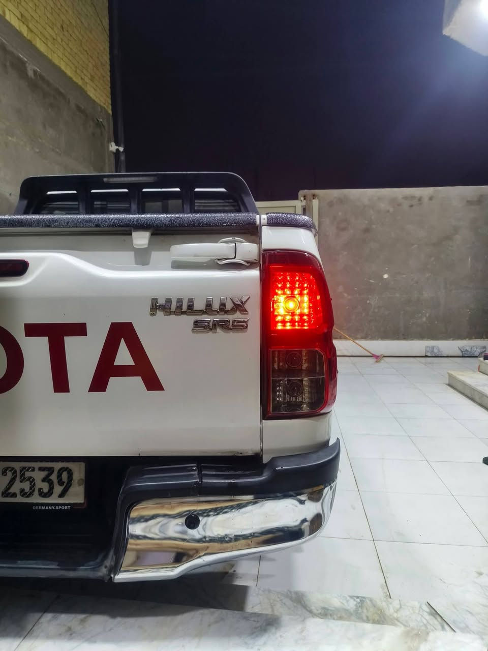 السلام عليكم..
هايلوكس موديل 19 كويتي  رقم واسط بأسمي مشروع وطني مكفولة كفالة عامة السعر 265 وبيها مجال للشراي 
المكان الناصرية المركز
***********
