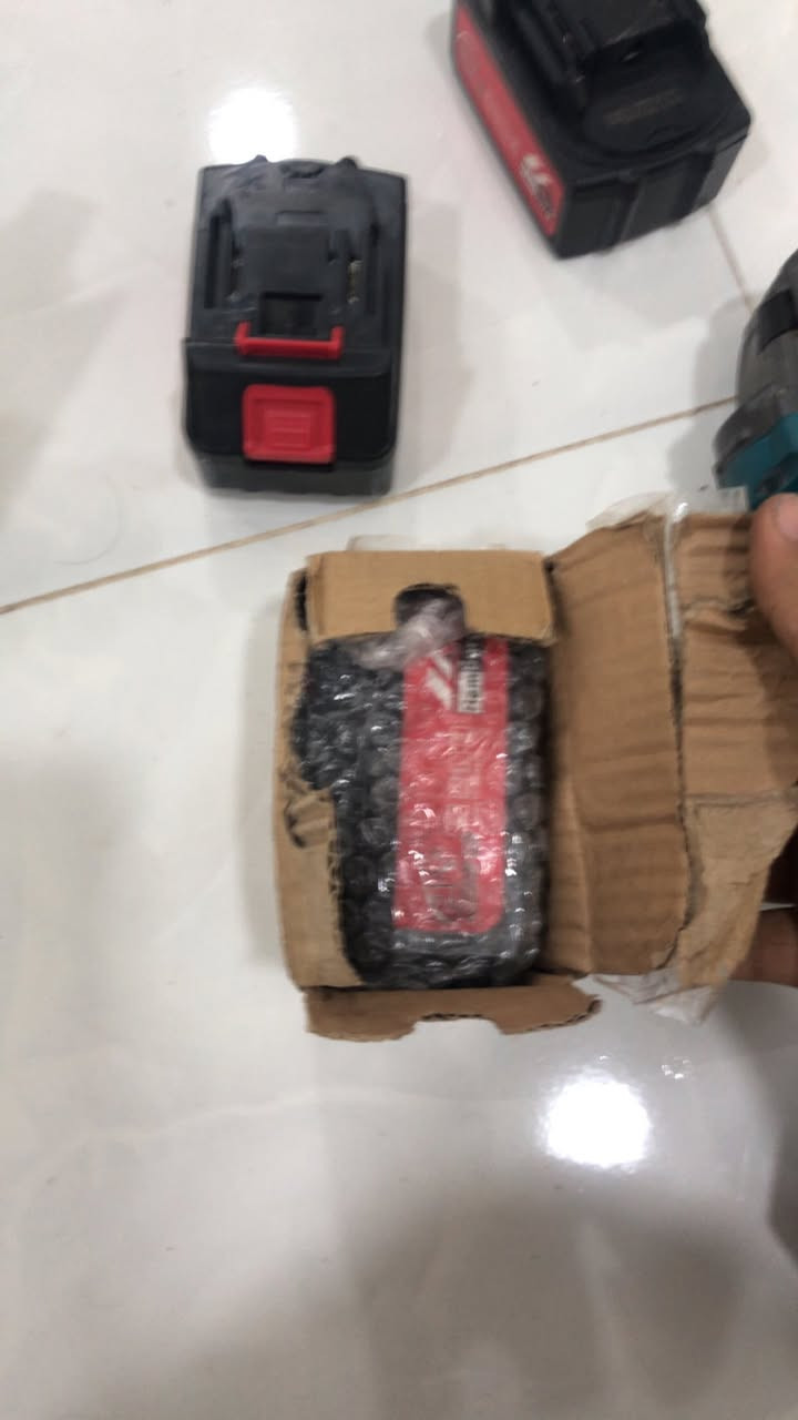 السلام عليكم 
بطاريات مال امزون عشره خليه ما مستخدمات كلهن مفحوصات وجدد علشغل ٢٥بطاريه للبيع اذا شلعه ابيع ب ٢٠٠ وبيهن مجال واذا مفرد الوحده ب ١٠ جديد غير مستخدم رقمي *********** واتساب
