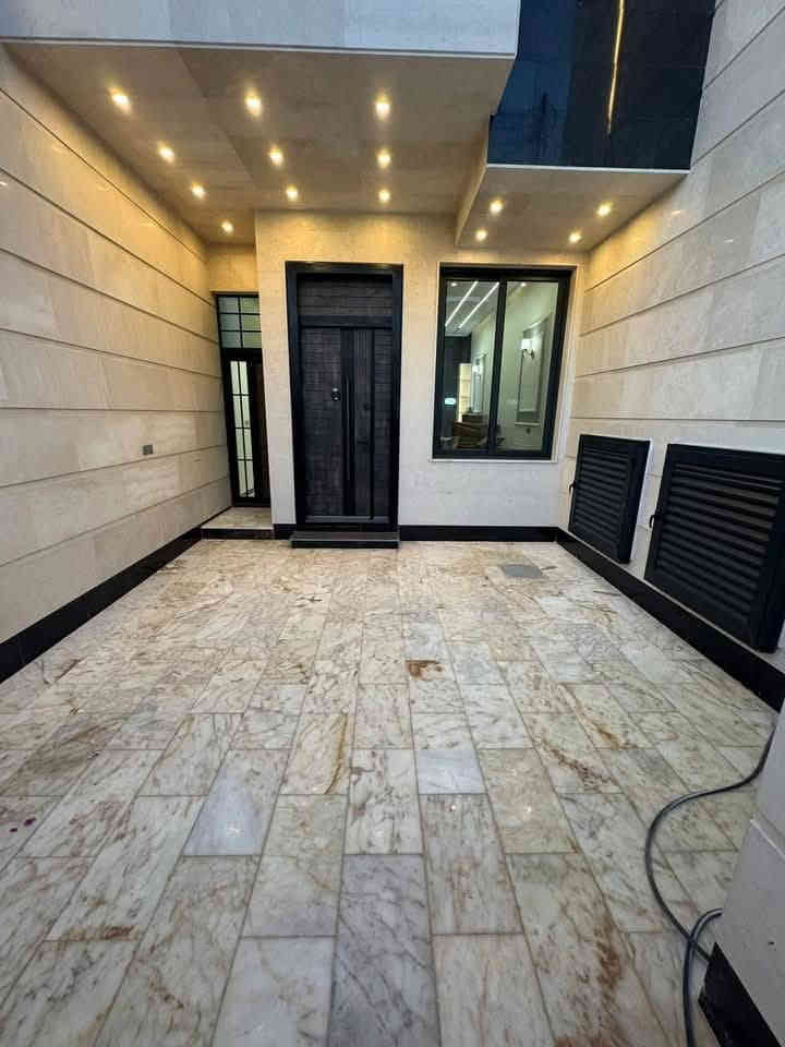 دار للبيع
المساحه ١٥٠متر
الابعاد ٥في ٣٠ متر
الموقع البنوك مربع الكنيسه
زقاق ٨
فرع ١٥متر ورصيف٤متر
يحتوي على
٤غرف نوم سويتات
استقبال ومطبخ وصاله
واجه مرمر ارضيات مرمر
بناءحديث درجه اولى
بناء ٢٠٢٥ غير مسكون
للإستفسار الاتصال *********** ***********
شركه كل العرب للوساطه العقاريه
شركه للاستثمار العقارات والمقاولات
البنوك شارع الكنيسه مجاور روضه البنوك
توجد عروض أخرى
