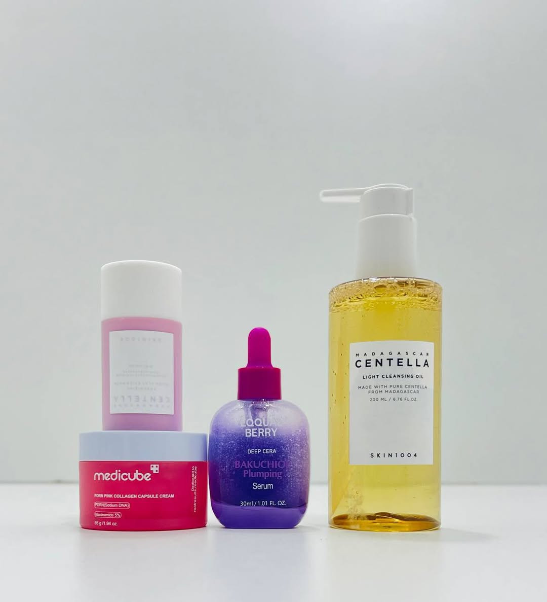 💖✨ عرض العناية الكوري ✨💖
📦 الباكج يتكون من:

🌿غسول زيتي من سنتيلا Centella: يذوب المكياج وينظف البشرة بعمق بدون ما ينشفها.

🌸 ماسك سانتيلا Centella: ينظف البشرة ويوازنها ويخليها خاليه من الرؤس السوداء .

💧 سيروم Bakuchiol: يقلل التجاعيد ويشد البشرة ويعطيها نضارة طبيعية.

🧴 كريم Collagen Medicube: يغذي البشرة بالكولاجين، يرطبها ويخليها مشدودة وناعمة.

🔸 طريقة الاستخدام:

1. أول شي استعملي زيت التنظيف Centella على بشرة جافة، دلكيه وبعدين غسليه بالماي.

2. بعده حطي لماسك ليعالج مشاكل البشره ويصفيها من المسام ودهون .

3. حطي نقط من سيروم Bakuchiol ودلكي بخفة.

4. أخيراً، خلي كريم الكولاجين كخطوة ترطيب نهائيه.

💯 النتيجة: بشرة صافية، مشدودة، ناعمة مثل الكوريّات ✨

#جمالك_كوري #عناية_بالبشرة #روتين_كوري #كولاجين #بشرة_مشدودة #بشرة_صافية #جمال_عراقي #كوريا_للبشرة #bakuchiol #skincare


**إذا كنت صاحب هذا الإعلان وتريد حذفه لأي سبب، رجاءا أرسل رسالة إلى الدعم الفني**