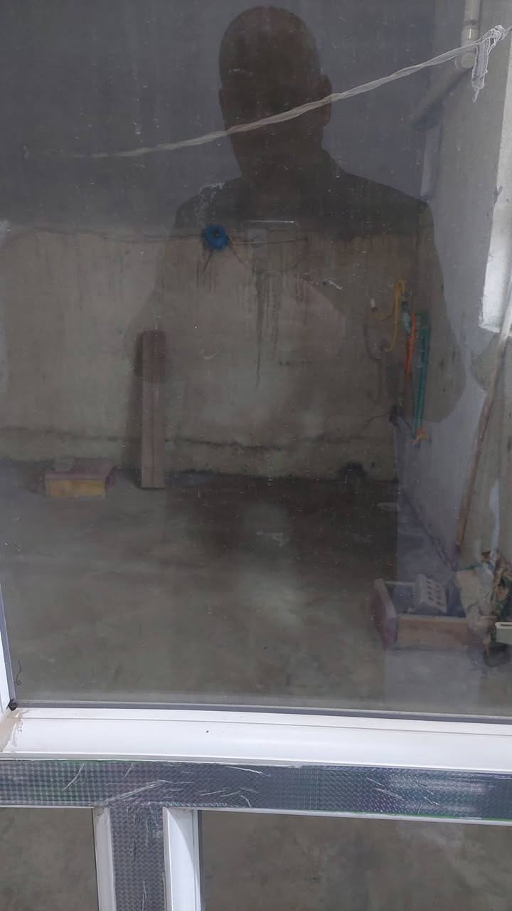 بيت للايجار حي العسكري كوفة قرب مدرسة السياب 100م غرفة سويت وصالة كبيرة مع المطبخ مفتوحة ومخزن تحت الدرج وصحيات وحديقة 325 الف مع الماء والكهرباء للاستفسار ***********
