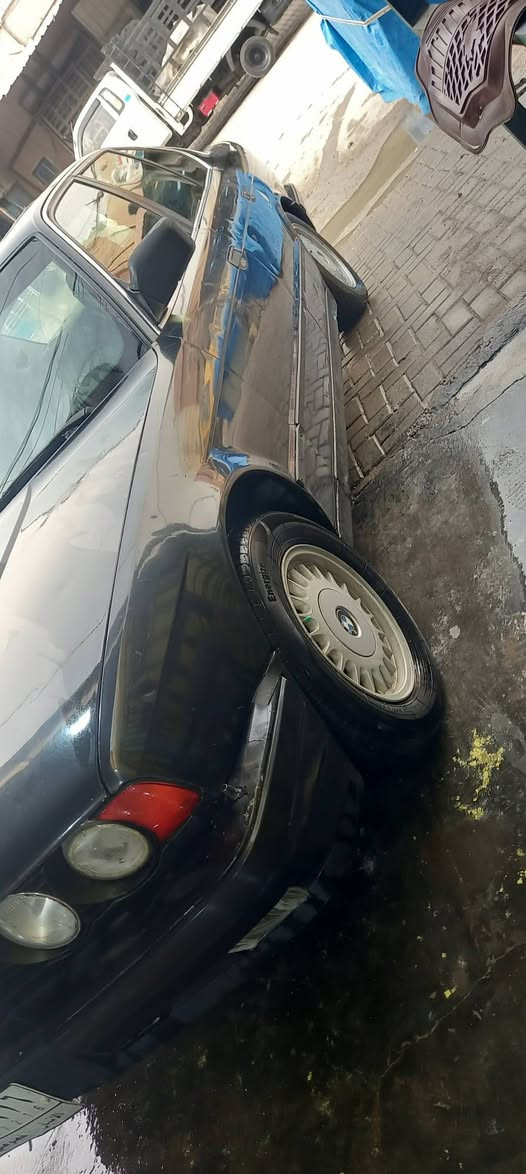 سلام عليكم  عندي هاي بي ام مديل ٨٩ اصلي لحجم ٥٢٥ مفتوح رعيه متوفي ومستمسكاته كله موجوده رقم نبار  مشروع وطني  لسياره كير ومكينه جديد خمسه ويل كب وتخم تير جديد لوك جام كهربائي فتحه سنتر الوك سياره جديده  وبلديه مكان لشعب  رقم *********** لسعر ٢٧
