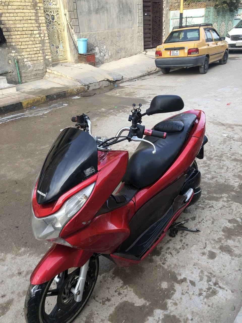 السلام عليكم دراجة pcx جيل اول   منشأ كوري الدراجة خير من الله  سعرها (بواحد و٢٠٠ ) مكينة كفالة ستاند حساس بس بيها نقوصات بسيطة وبيها مجال للشراي رقمي وتساب فقط ***********
