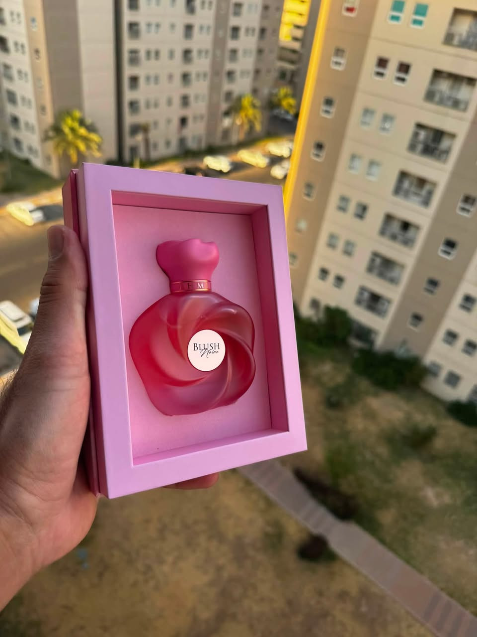 Blush Noir Ahmed Al Maghribi

عطر شرقي - زهري للجنسين. 

إفتتاحية العطر : الجريب فروت الوردي, الكشمش الأسود, التوت الأسود, الراوند, الفاوانيا, التفاح, الكشمش الأسود, التفاح الأحمر, الكمثري, الليتشي, الخوخ و المريمية

قلب العطر : زنابق الوادي, الياسمين المصري, حبوب التونكا, توت العليق, الزعفران, البنفسج, الورد الدمشقي و التوت البري
قاعدة العطر تتكون من الفانيليا, البخور, الكاراميل, المسك, خشب الصندل, العود و الطحالب.


**إذا كنت صاحب هذا الإعلان وتريد حذفه لأي سبب، رجاءا أرسل رسالة إلى الدعم الفني**