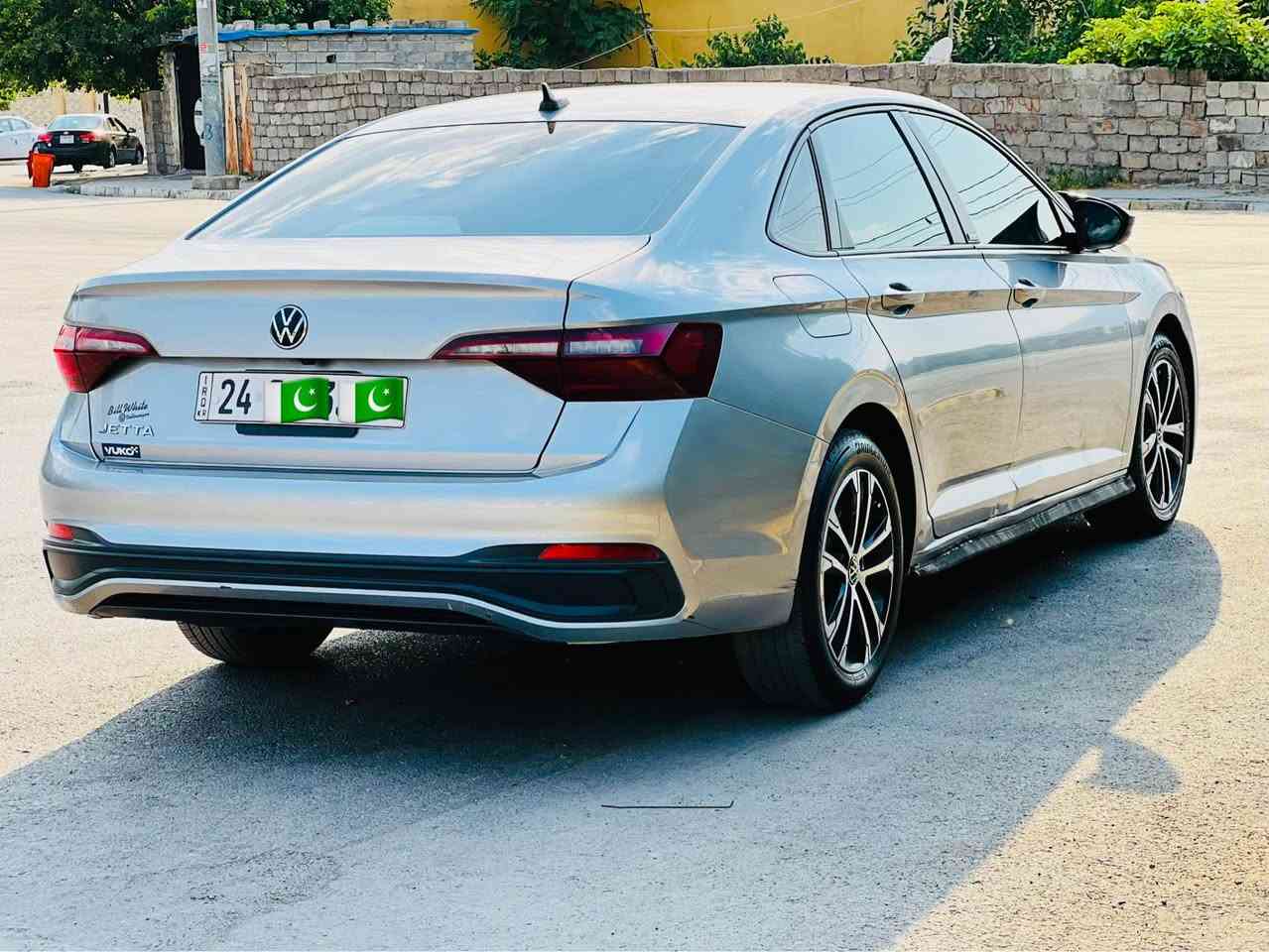 Jetta2024
سیارەکە زۆر جوان وگەنجانەیە خاوینە سیارەکە کلین بوو لیرە لەسەر خشان و شوخت پەمپ کرایە تەنها کمەک دۆسەی گرتوە بستیك نیو لە سەقفی pdrزۆر جوان چاکرایتەوە سیارەکە یەک دەرگا یەکچاملغی پیشی لەگەل نیو بۆنیت واتە ٣پارچە ی هەیە پیشو پشت کەپس بەناو خۆمە جوان بخینەوە سەرم میشینە سەحری١٢٠یەک تۆز محاملە بی حادز بون أربيل, العراق


**إذا كنت صاحب هذا الإعلان وتريد حذفه لأي سبب، رجاءا أرسل رسالة إلى الدعم الفني**