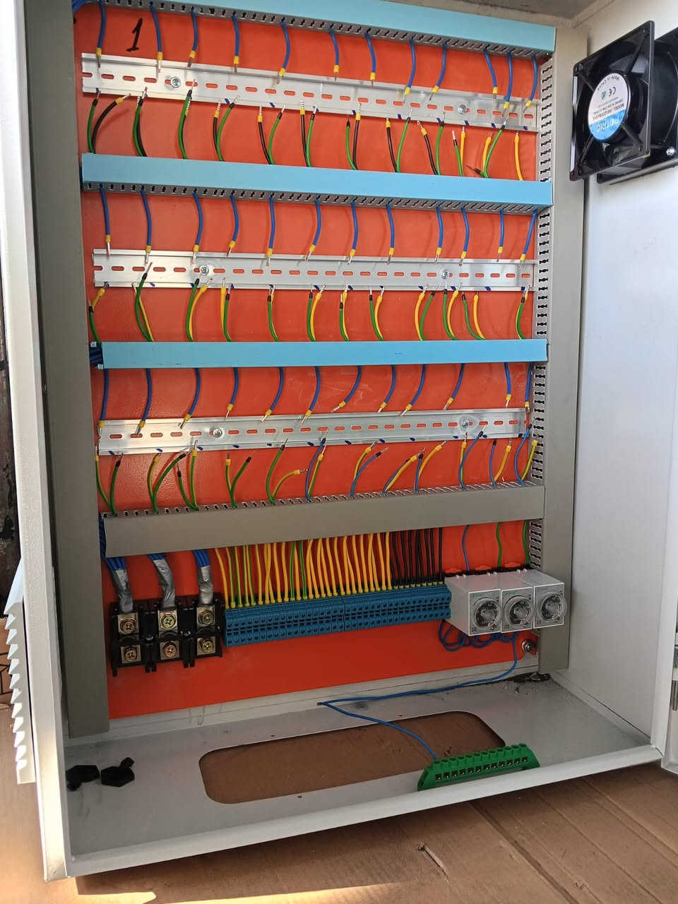 من ورشة ويف WAVE الهندسية
كابينة خطوط اشتراكات المولدة
يحتوي على فان تهوية  وتايمرات حيث يكون التحميل على الفيزات على التوالي ويكون واير التغذية 2.5 ملم و واير المشترك 2.5 ملم والبارد 1.5 ملم نحاس اردني الصنع ستاندرد اصلي
سعر البورد 22 خط صندوق حديد مغلون قياس 50*60 =  160  الف
سعر البورد 36 خط صندوق حديد مغلون قياس 60*80 = 225 الف
سعر البورد 52 خط صندوق حديد مغلون قياس 80*100= 325 الف
سعر البورد 75 خط صندوق حديد مغلون قياس 120*100 = 480 الف
 
مستعدون  لعمل اي كابينة خارجية  وحسب الطلب مع اعطائنا التفاصيل لكي يتم حساب التكلفة بشكل دقيق  
 
يوجد توصيل الى كافة محافظات العراق
يصل الطلب إلى بغداد خلال 24 ساعة
والى باقي المحافظات خلال 72 ساعة
سعر التوصيل إلى كافة المحافظات 10 الف دينار
 
تصميم وعمل المهندس محمد يوسف
للطلب والاستفسار يرجى الاتصال على الارقام التالية
واتساب و فايبر  
***********
***********
