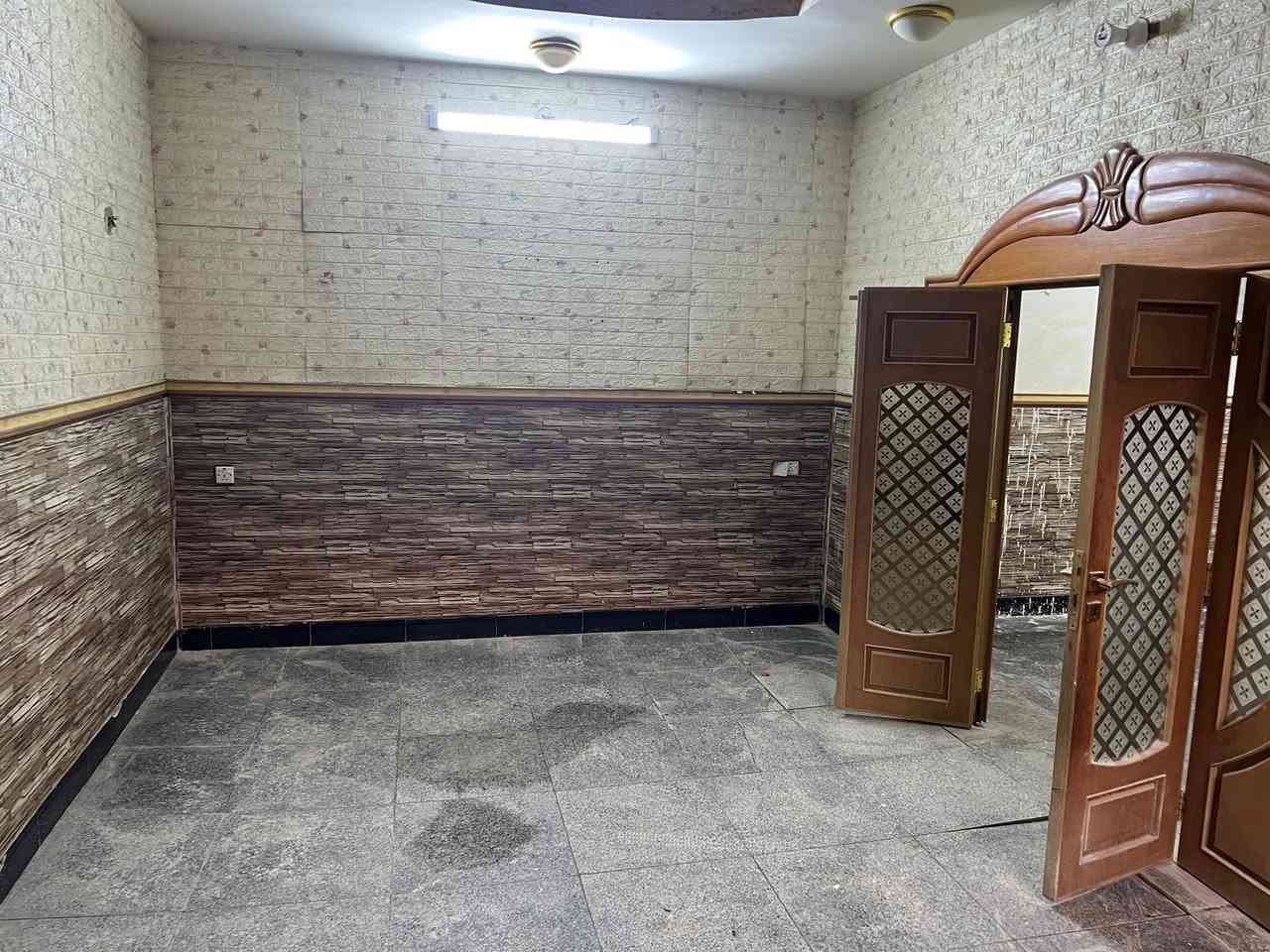 السلام عليكم
بيت للايجار الطابق الارضي فقط
يحتوي على غرفتين وكليدور وصاله ومطبخ 

العنوان: حي القضاة ثاني فرع عن شارع ٨٠ جهة كربلاء
قرب صيدلية نيرمين او مجمع الحسن 

اخوان مطلوب عائله صغيره والبيت نظيف ارضية كرانيت ومرمر والمنطقه راقية 
سعر الايجار ٣٥٠ قفل علمآ ان العقار بيتي الشخصي يعني بدون دلالية للاستفسار اكثر *********** اتصال او واتساب
