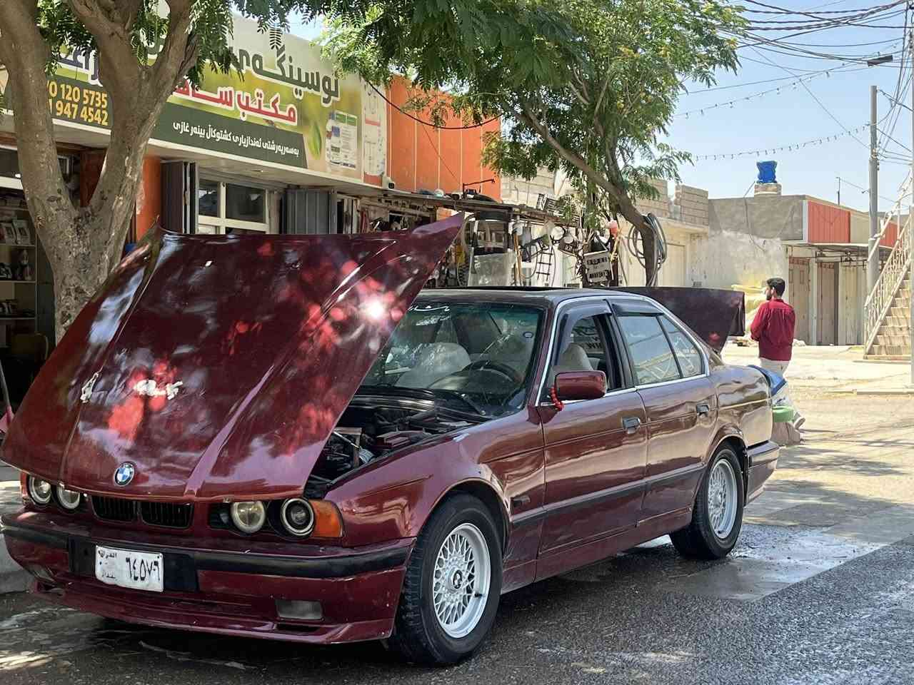 بیئێم
مۆدێل ١٩٩٤
فول فولە سەیارەکە
گیر تۆماتیکە 
 ٥٢٥دیجیتاڵە
دوگومی sبەفرەکە ئیش دەکات 
سلایدە
لایت ئەڵقەیە
پێش پانە
دەعامی بەردەموو دوای سپۆرتە
دەبڵ جگمەچەیە
٦کەلیە
ناو فۆرمیگایە
٤جام کارەبا
دەبڵ ئێرباگە
کەرەبای گش گیانی مەزبوتە
عەیبوو عاری تەنیا پێشەکەی کەمێک دەسکاری ئەوێت 
بان بۆنیدەکەیشی کەمێک مەعجون کاری ئەوێت
سعری ٣٦مەعامەلە ژ.م ***********

