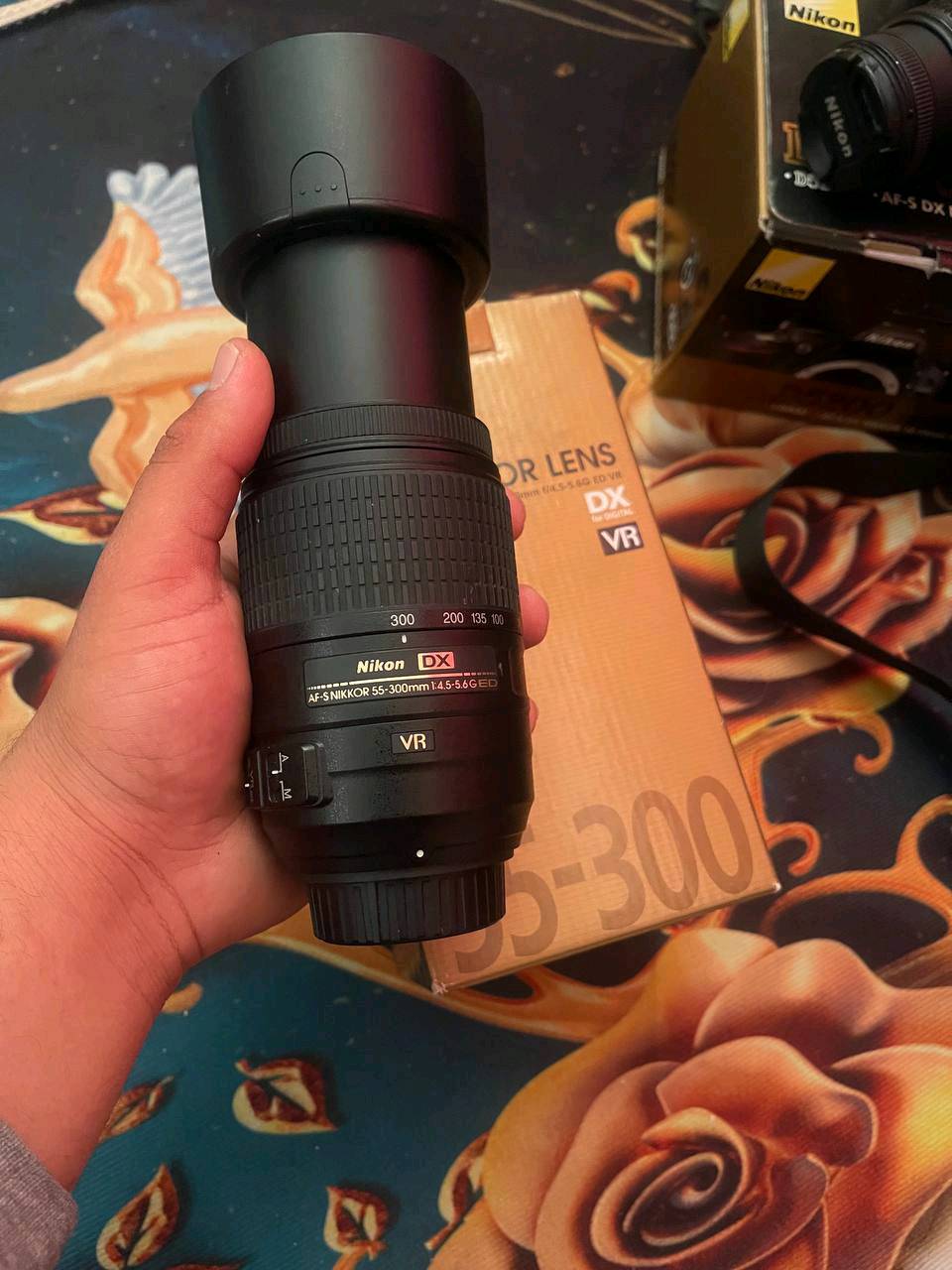 كامرة نيكون d5200 وياها عدستين 18.55 وعدسة 70.300 شتر 19 رايدها 450 وبيها مجال مكاني بغداد