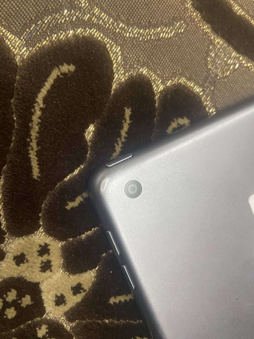 سلام عليكم ايباد ٩ بطاريه تقره ٩٧ لو ٩٨ بالحاسبه يعني يطول وياك استعمال ٦ ساعات لو ٥ ساعات متواصله ذاكره ٦٤ ايباد كلشي مابيه بس هاي زلغه بالصوره الله شاهد ايباد ماخذه قبل اسبوع وحاط بيه لزكه ب١٥الف من هاي زينه رايده ب٢٤٠ قفل قفل مكاني بغداد السيديه للتواصل *********** موجود واتساب همات اشرف بيكم
