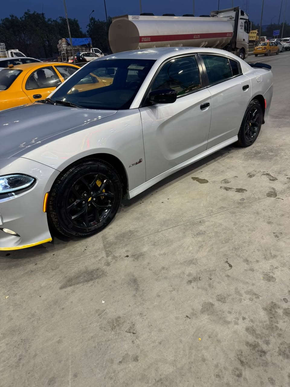 جارجر اصل 2019 
السيارة فول مواصفات عدى الفتحة 
كشنات كهرباء 
كشنات تدفئة وتبريد 
ستيرن هيتر 
كشنات حضن 
بيها صفحة عكس السايق صبغ اثر شخوط بدون قطرة معجون 
انارة داخلية شاشة ابل كاربلي 
السيارة جاهزة من كلشي 
السعر 185 وبيها مجال 
و ما مشتغلة خط ابد 
حلوة ونظيفة وبالعافية عالياخذها 
مكلف بالنشر 
للتواصل الاتصال بالرقم ***********
