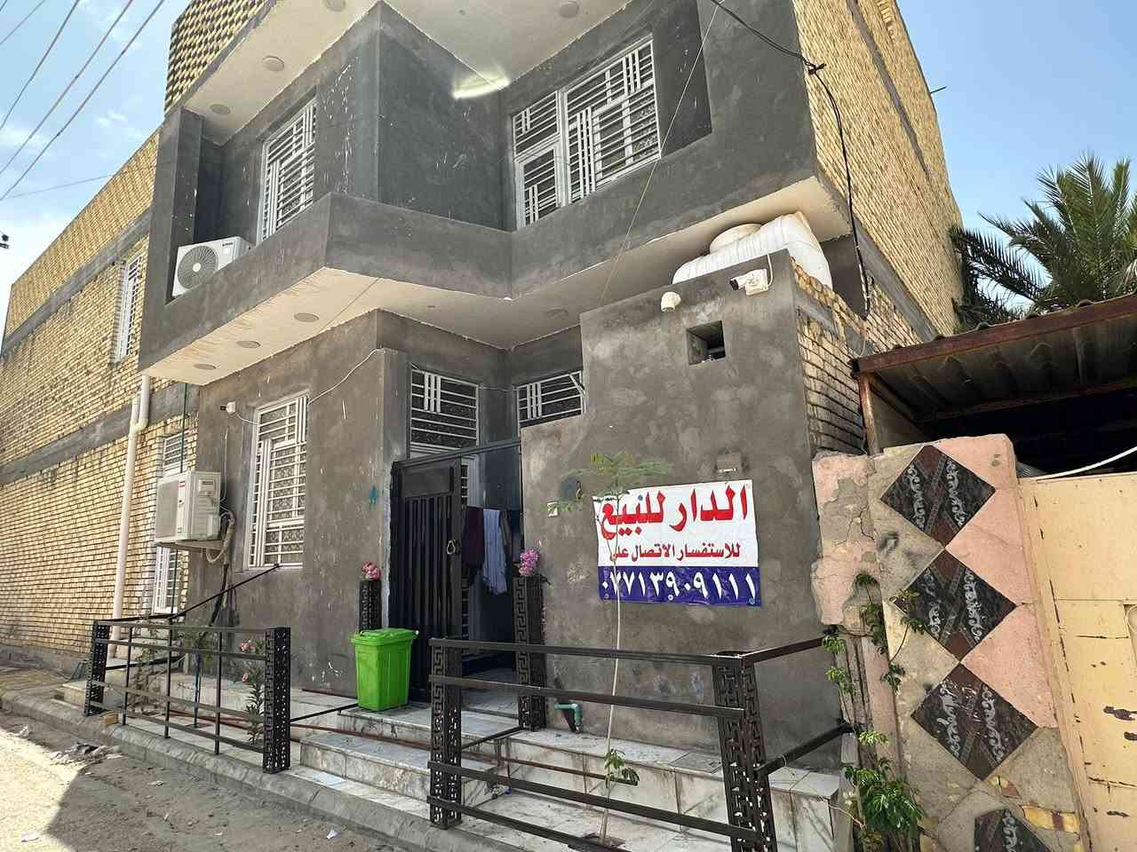 السلام عليكم 
بيت طابقين طابو صرف بسمي المساحه 100م الذياب الارضي استقبال صحيات خارجيه مطبخ صاله غرفه كبيره صحيات داخليه ومنور الطابق الاول غرف عدد 3 صاله صحيات بناء حديث صطح شتايكر شغل درجه اولى شرط موب البيت ناصريه الاسكان الصناعي شارع الجامع فرع اسواق العصمي للأستفسار ***********
