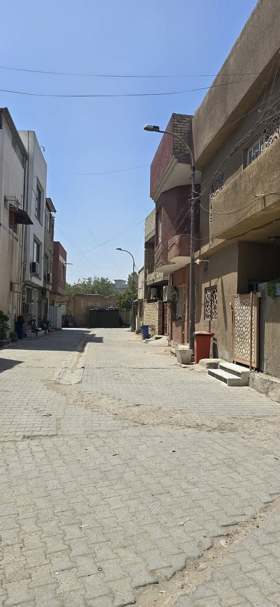 دار ركن للبيع ملك صرف
الموقع: الاعظمية / قرب مستشفى النعمان
المساحة: ٥٢.٥ م بالسند وواقع الحال ٧٠ متر ركن واجهة ٧متر  ونزال ١٠متر  شارع عريض وبناء مسلح وكما موضح بالصور وسند منفصل مع مشتمل فقط
الطابق الارضي صالة كبيرة (ومطبخ مع الكاونتر وملحقاته) وخدمات وترك
الطابق الاول غرفتين نوم وصحيات الاولى كبيرة تم دمجها كانت سابقاً غرفتين  
الطابق الثالث بيتونة مع مخزن سندوج بنل والبيت بحالة جيده ونظيف
السعر ٢٩٥ مليون وبي مجال
التواصل فقط على الرقم او وتس اب  / ***********
