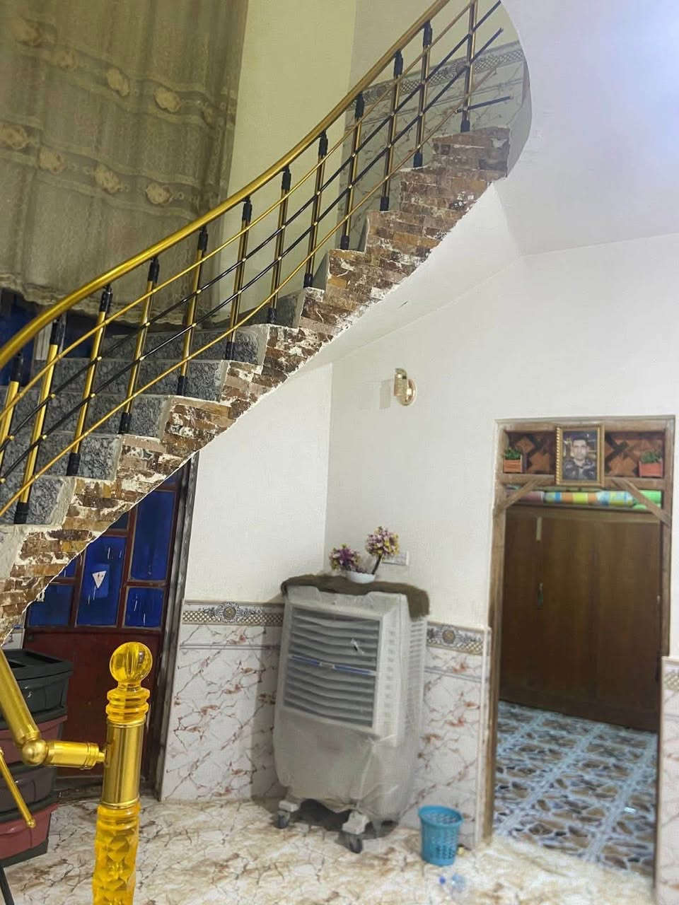 سلام عليكم
بيت بحي الفداء شارع النص ركن ع شارعين مساحة 200  بناء حديث تفاصيل غرفتين وصاله وصحيات خارجيه وداخليه ومناور اثنين ومطبخ الواجهه 20  السعر 255وبية مجال

رقم الهاتف ***********
