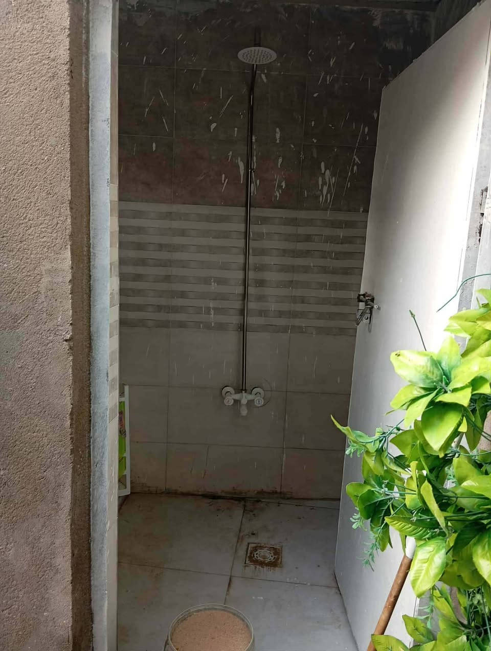 بيت للايجار بالعكر الغربي بناء جديد ***********
